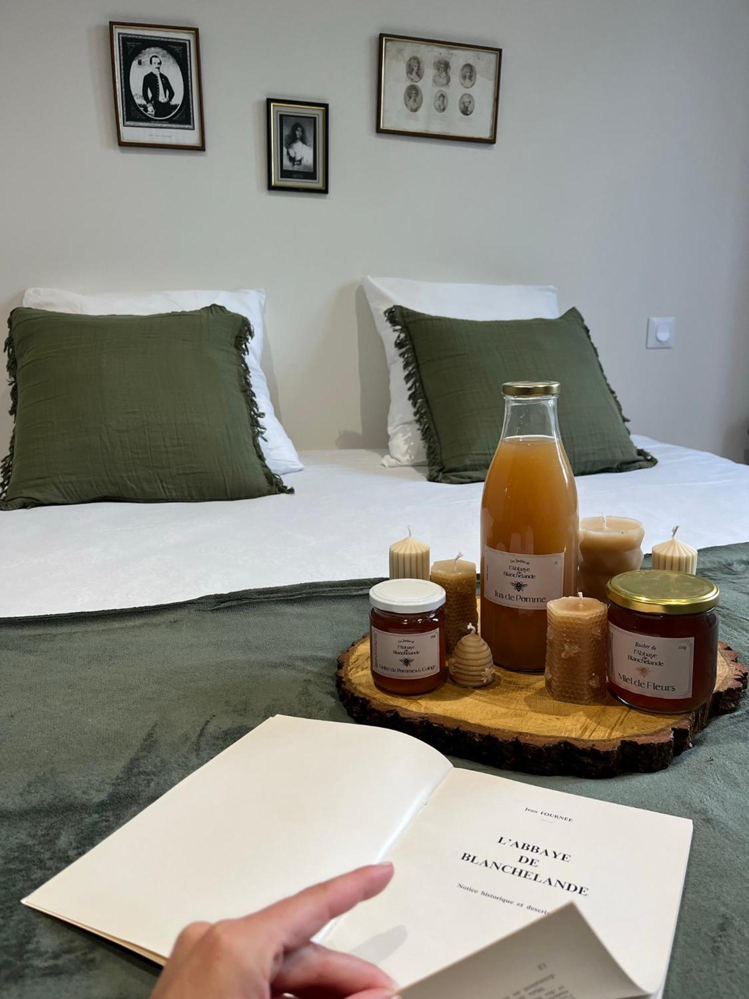 Abbaye De Blanchelande Bed & Breakfast Neufmesnil Екстериор снимка